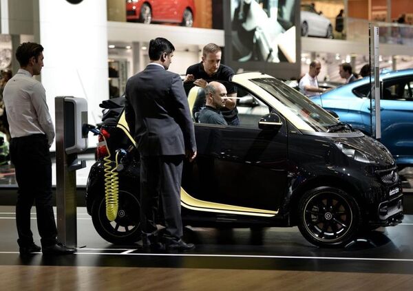 Fuarda markalar yeni nesil elektrikli otomobillerini de tanıttı. Mercedes'in Smart electric drive modeli. - Sputnik Türkiye