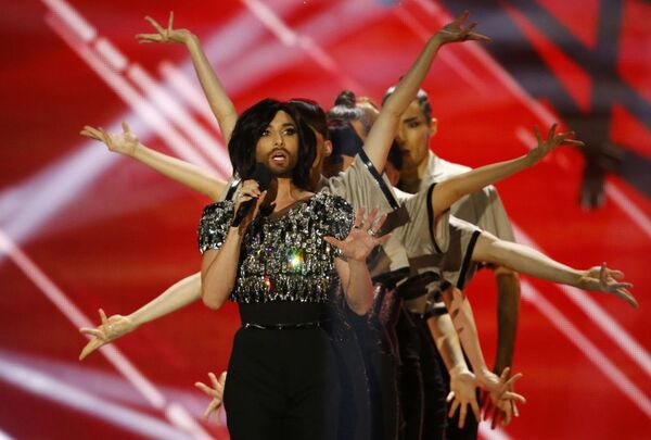 Eurovision'u geçen yıl kazanan Conchita Wurst 2015 Eurovision Şarkı Yarışması'nın finalinde sahne alıyor - Sputnik Türkiye