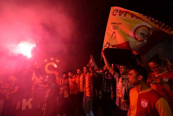 Galatasaraylı taraftarlar Florya Metin Oktay Tesisleri önünde şampiyonluğu kutlamaya başladı. - Sputnik Türkiye
