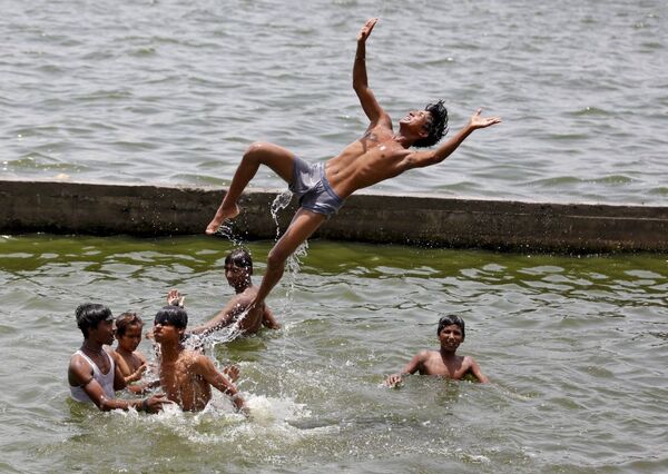 Aşırı sıcaklıkların yaşandığı Hindistan'daki Sabarmati Nehrinde yıkanan çocuklar - Sputnik Türkiye