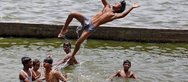 Aşırı sıcaklıkların yaşandığı Hindistan'daki Sabarmati Nehrinde yıkanan çocuklar - Sputnik Türkiye