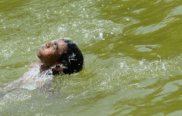 Aşırı sıcaklıkların yaşandığı Hindistan'da bir çocuk nehirde yıkanıyor - Sputnik Türkiye