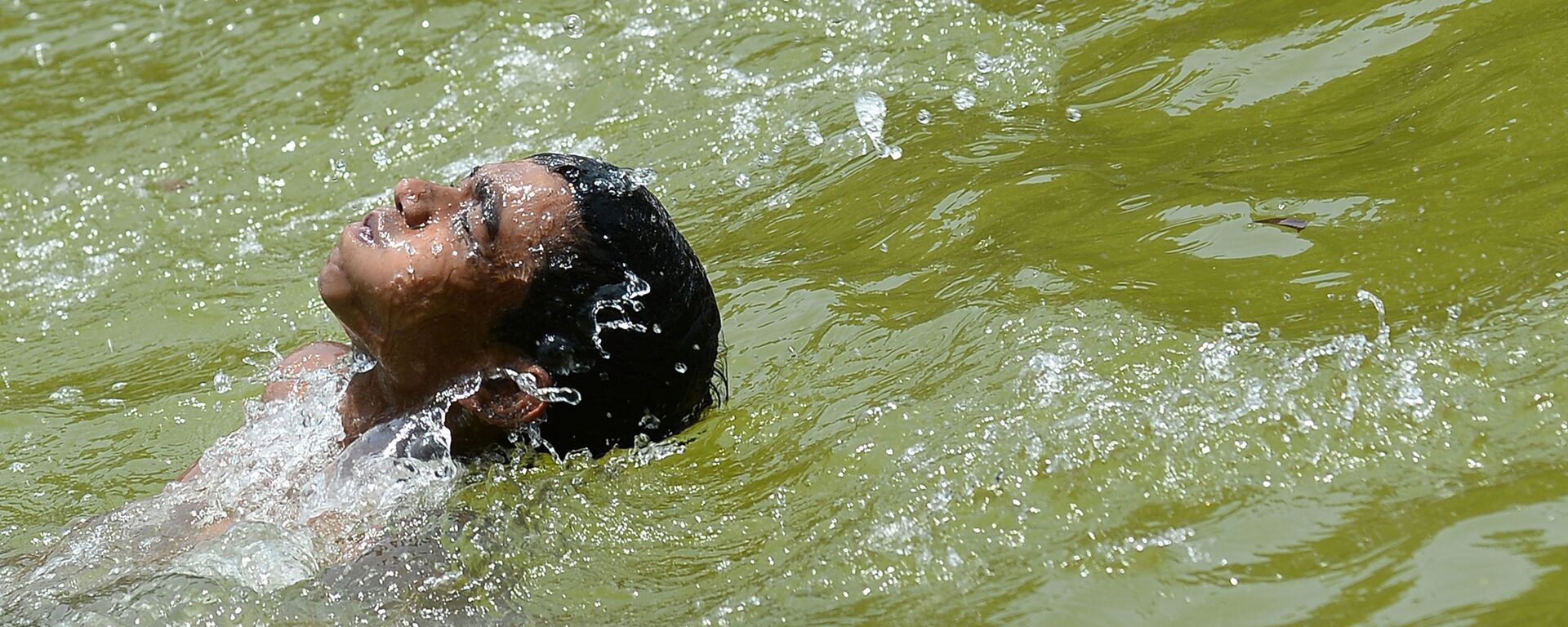 Aşırı sıcaklıkların yaşandığı Hindistan'da bir çocuk nehirde yıkanıyor - Sputnik Türkiye, 1920, 17.06.2023
