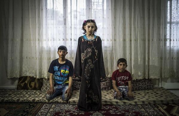 Annelerinin ölümüne tanıklık eden çocukların tek hayali evlerine geri dönmek. - Sputnik Türkiye