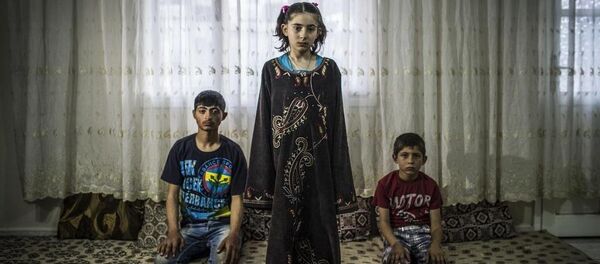 Annelerinin ölümüne tanıklık eden çocukların tek hayali evlerine geri dönmek. - Sputnik Türkiye