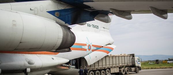 Suriye'ye insani yardım ulaştıran Rus uçağı - Sputnik Türkiye