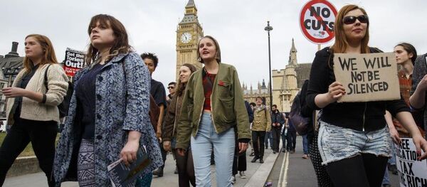 Muhafazakar Parti'nin kemer sıkma politikaları Başkent Londra'da yüzlerce kişi tarafından protesto edildi. - Sputnik Türkiye