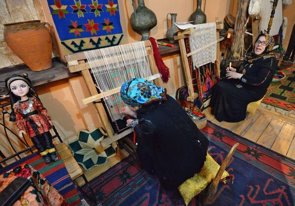 Dağıstan'ın Hunzakh köyünde kadınlar halı dokuyor - Sputnik Türkiye