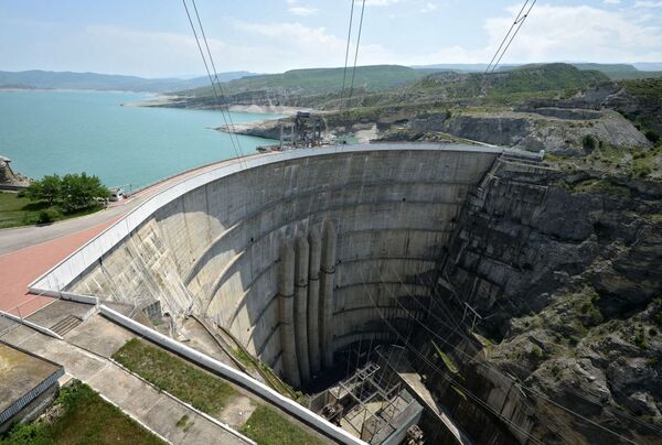 Dağıstan'ın Buynaksk bölgesindeki Çirkeysk Hidroelektrik Santrali'ne ait baraj - Sputnik Türkiye