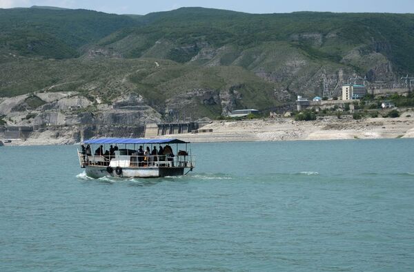 Dağıstan'ın Çirkeysk Barajı'nda gezi teknesi - Sputnik Türkiye