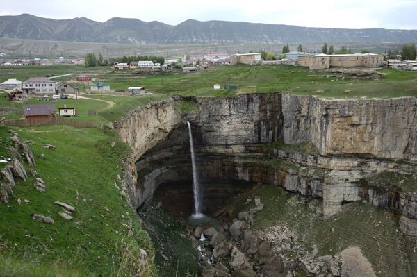 Dağıstan'ın Tsolotlinsk Kanyonu'ndaki Tobot Şelalesi - Sputnik Türkiye