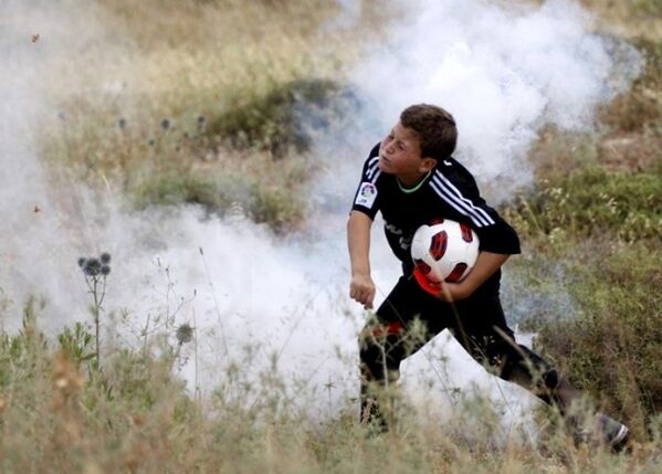 İsrail güvenlik güçleri gösteriye, göz yaşartıcı gaz kullanarak müdahale etti. - Sputnik Türkiye