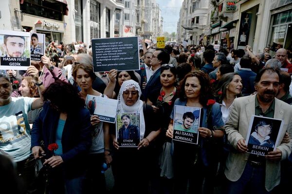 Gezi Parkı protestolarının 2. yılında İstiklal Caddesi’nde toplanan gruplar ellerin ellerindeki karanfil, pankart ve dövizlerle Park’a doğru yürüyüşe geçti. - Sputnik Türkiye