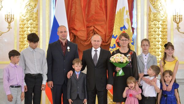 Vladimir Putin, Ebeveyn Şanı ödülünü kazanan bir aileyle - Sputnik Türkiye