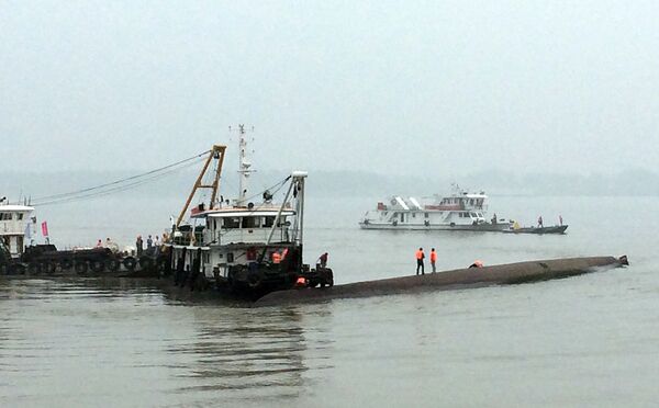 Çin arama kurtarma ekipleri, yolcu gemisinin fırtınaya yakalanarak battığı Yangtze Nehri'nde kurtarma çalışmalarını yürütüyor - Sputnik Türkiye