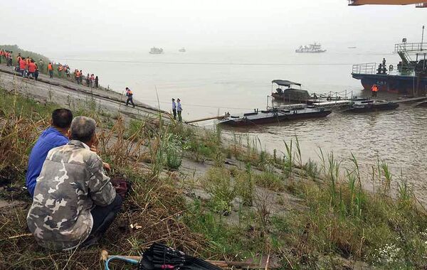 Sakinler, yolcu gemisinin battığı Yangtze Nehri'nde yürütülen kurtarma çalışmalarını izliyor - Sputnik Türkiye