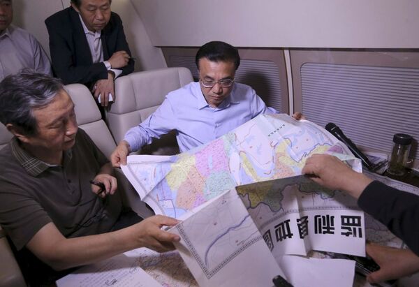 Çin Başbakanı Li Keqiang, yolcu gemisinin battığı Yangtze Nehri'nde yapılan arama kurtarma operasyonu haritasını inceliyor - Sputnik Türkiye
