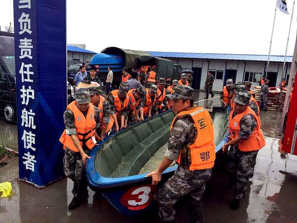 Çin arama kurtarma ekipleri, yolcu gemisinin battığı Yangtze Nehri'nde kurtarma çalışmalarını yürütüyor - Sputnik Türkiye