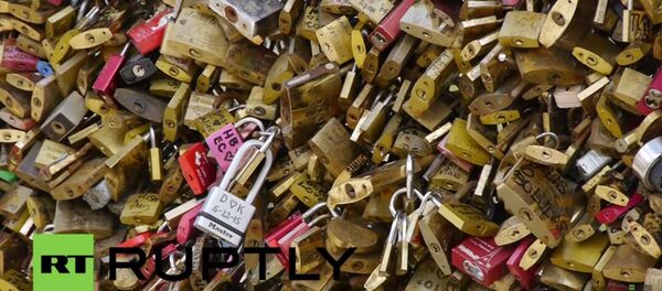 Paris 'aşkın ağırlığı'ndan kurtuluyor - Sputnik Türkiye