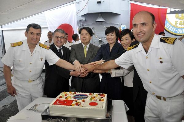 Gemide düzenlenen törene, Japonya Başbakanı Şinzo Abe'nin eşi Akie Abe (sağ 3) de katıldı. - Sputnik Türkiye