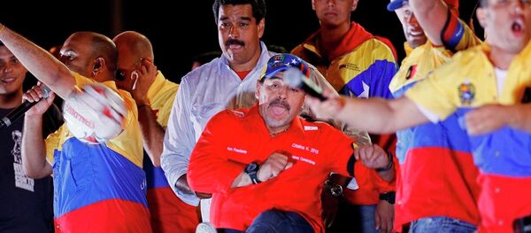 Venezüella Devlet Başkanı Nicolas Maduro ve Arjantinli futbolcu Diego Maradona Venezüella Devlet Başkanı Nicolas Maduro ve Arjantinli futbolcu Diego Maradona - Sputnik Türkiye