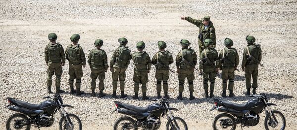 Askerler, Moskova Bölgesi’nde Ordu-2015 uluslararası askeri teknik forumuna hazırlık kapsamında teçhizat sergisinde. - Sputnik Türkiye