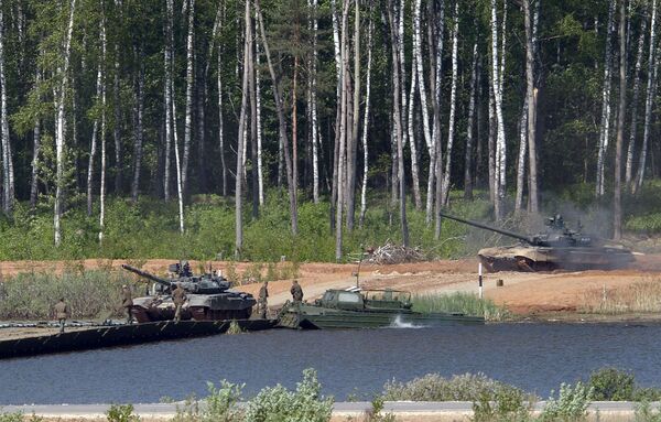 T-72B3 tankları, Moskova Bölgesi’nde teçhizat sergisinde geçit sırasında. - Sputnik Türkiye