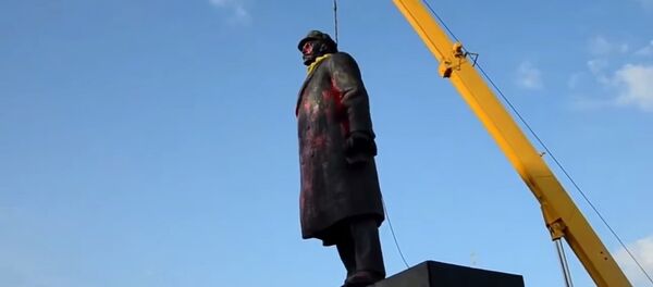 Slavyansk'ta Lenin heykeline saldırı - Sputnik Türkiye