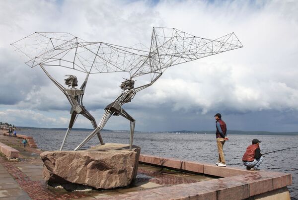 Petrozavodsk şehrinde Onega Gölü kıyısında bulunan 'Balıkçılar' heykeli - Sputnik Türkiye