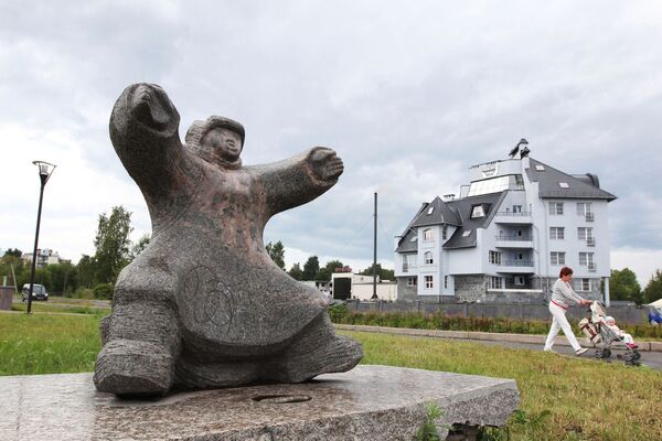 Petrozavodsk şehrinde Onega Gölü kıyısında bulunan 'Kuzeyli İnsan' heykeli - Sputnik Türkiye
