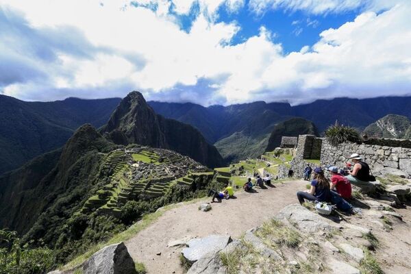 Machu Picchu'ya gelen turistlerin büyük bölümü daha iyi bir bakış açısı yakalayabilmek için saatlerce harabelere yakın dağlara tırmanış yapıyor. - Sputnik Türkiye