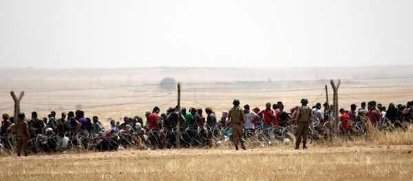 Şanlıurfa'nın Akçakale ilçesi sınır hattında bekleyen bir gdup Suriyeli, Türkiye'ye alınmaya başladı. - Sputnik Türkiye