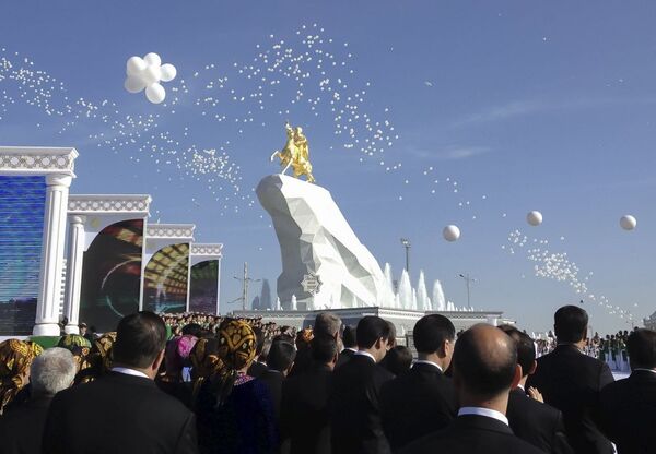 Türkmenistan Devlet Başkanı Gurbanguli Berdimuhamedov'un resmi göreve başlama töreninde Aşkabat'taki Berdimuhamedov heykeli etrafında toplanan insanlar - Sputnik Türkiye