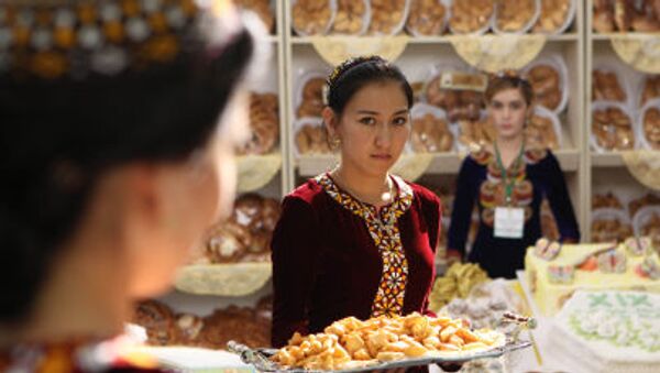 Aşkabat'taki Sergi ve Fuar Merkezi'nde düzenlenen Ekonomik Başarılar Sergisi'nde misafirleri karşılayan Türkmen kızları - Sputnik Türkiye