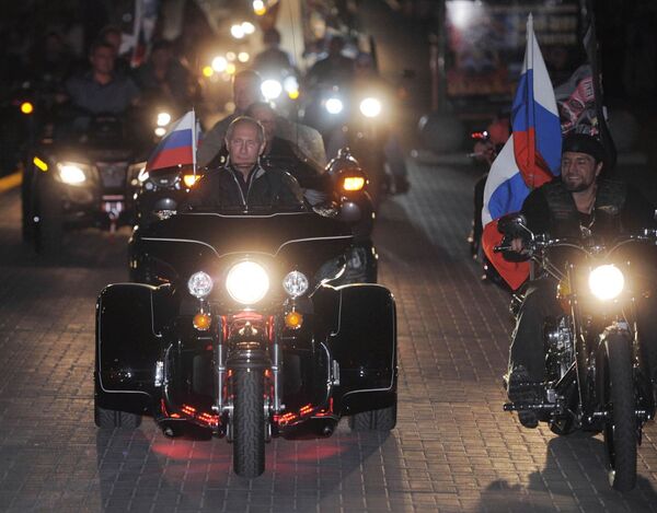 Vladimir Putin, 2011 yılında Novorossiysk kentinde düzenlenen 16. Motosiklet Festivali'nde - Sputnik Türkiye
