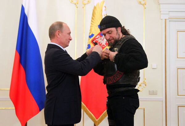 Rusya Devlet Başkanı Vladimir Putin, 'Gece Kurtları' Motosiklet Kulübünün lideri Alexander Zaldostanov'u Devlet Onur Nişanı ile ödüllendiriyor - Sputnik Türkiye