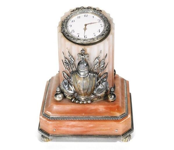 Fabergé yapımı gümüş kakmalı, değerli taşa gömülü saat. Julius Rappoport’un eseri/ Yapım yılı takriben 1890. - Sputnik Türkiye