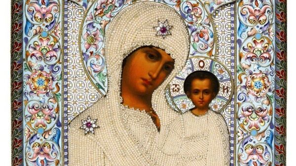 Mücevher ve inci süslemeli, gümüş işlemeli, kluazone Kazanlı Meryem Ana ikonası. Dmirti Lukitich Smirnov’un eseri/Moskova/1899-1908. - Sputnik Türkiye