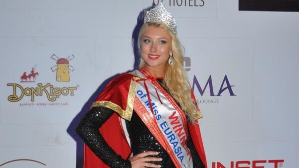 Rusya'nın kuzey bölgesini temsil eden Sibirya'dan Yulia Zgrebnova, Miss Eurasia 2015 güzeli seçildi. - Sputnik Türkiye