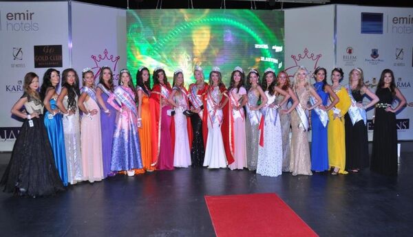 Yarışmada ülkelerini temsil eden 20 güzel, jüri üyelerinin karşısına çıktı. - Sputnik Türkiye