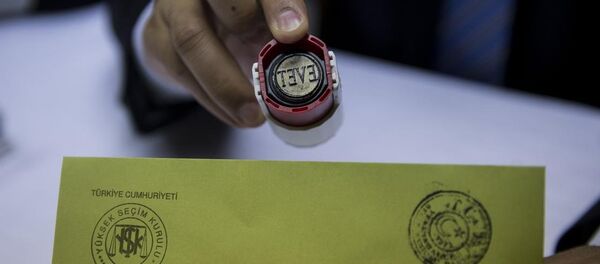 Yüksek Seçim Kurulu (YSK), basın mensuplarına yönelik olarak temsili sandık oluşturmak suretiyle oy verme, sayım ve döküm ile sandık başı iş ve işlemleri konusunda örnek uygulama gerçekleştirdi. - Sputnik Türkiye