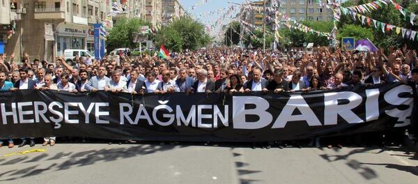 Diyarbakır'daki bazı sivil toplum kuruluşları dünkü patlamanın meydana geldiği İstasyon Meydanı'nda yaptıkları basın açıklamasıyla saldırıyı protesto etti. Diyarbakır'daki bazı sivil toplum kuruluşları dünkü patlamanın meydana geldiği İstasyon Meydanı'nda yaptıkları basın açıklamasıyla saldırıyı protesto etti. - Sputnik Türkiye