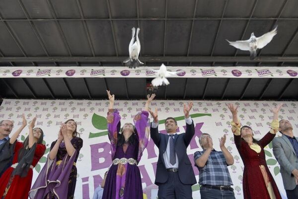 Onlar meydanlarda bomba patlatıyor, biz inadına barış güvercinleri uçuruyoruz diyen Figen Yüksekdağ, Van Büyükşehir Belediye Başkanı Bekir Kaya, HDP Van milletvekili adayları ile güvercin uçurdu. Onlar meydanlarda bomba patlatıyor, biz inadına barış güvercinleri uçuruyoruz diyen Figen Yüksekdağ, Van Büyükşehir Belediye Başkanı Bekir Kaya, HDP Van milletvekili adayları ile güvercin uçurdu. - Sputnik Türkiye