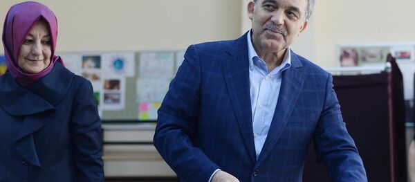 11. Cumhurbaşkanı Abdullah Gül eşi Hayrunisa Gül ile birlikte Beykoz Çubuklu İlköğretim Okulu'nda 1139 nolu sandıkta oy kullandı. - Sputnik Türkiye