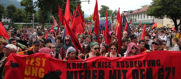 G7 zirvesi, küreselleşme karşıtı grupların katılımıyla düzenlenen yürüyüşle protesto edildi. - Sputnik Türkiye