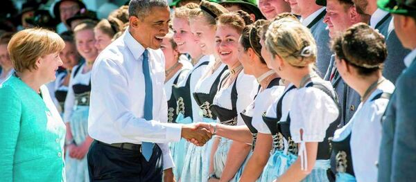 ABD Başkanı Barack Obama, Almanya'nın Krün şehrindeki Elmau Sarayı'nda düzenlenen G7 Liderler Zirvesi öncesinde Almanya Başbakanı Angela Merkel ile bir araya geldi. - Sputnik Türkiye