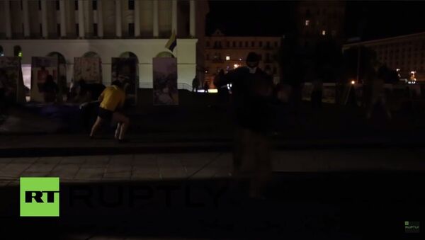 Ukrayna'nın başkenti Kiev'de Maydan protestolarıyla tanınan Nezalejnosti Meydanı'nda çadırlarıyla kamp kurup hükümetten bir reform raporu sunmasını isteyen bir grup, kimliği belirsiz maskeli kişilerce saldırıya uğradı. - Sputnik Türkiye