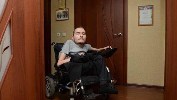 Doğuştan bedenindeki kasların yüzde 90'ı çalışmadığı için tekerlekli sandalyeye bağlı yaşayan ve 'Nasılsa öleceğim' diyerek dünyanın ilk kafa nakli için gönüllü olan Valeriy Spiridonov - Sputnik Türkiye