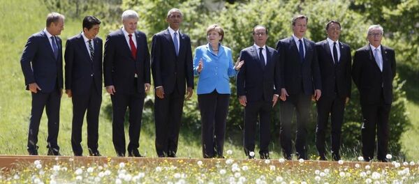 Avrupa Birliği (AB) Konseyi Başkanı Donald Tusk, Japonya Başbakanı Shinzo Abe, Kanada Cumhurbaşkanı Stephen Harper, ABD Başkanı Barack Obama, Almanya Başbakanı Angela Merkel, Fransa Cumhurbaşkanı Francois Hollande, İngiltere Başbakanı David Cameron, İtalya Başbakanı Matteo Renzi ve Avrupa Komisyonu Başkanı Jean-Claude Juncker aile fotoğrafı için gazetecilere poz verdi. - Sputnik Türkiye