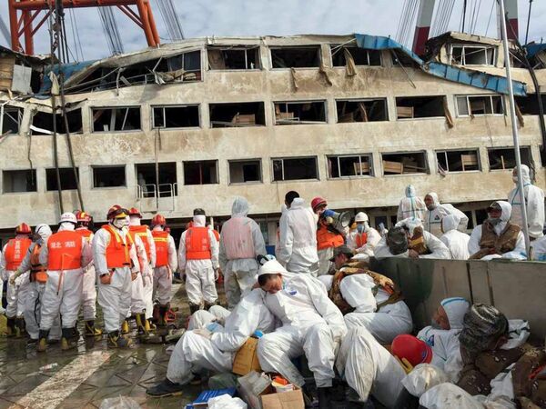 Kurtarma ekipleri Çin'de batan ve su üzerine çıkarılan geminin yanında dinleniyor - Sputnik Türkiye